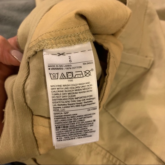 GAP Girlfriend roll short in iconic khaki - Picture 2 of 4